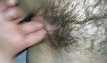 دختر خجالتی undresses و نشان می دهد الاغ بزرگ او در مقابل دوربین, فیلمنیمهسکسی 1. بخش