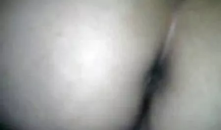 شلخته جوان آرام دوستان خود را با دست خود را به بالین گره خورده است و با نیمه سکسی فیلم بیدمشک او بازی