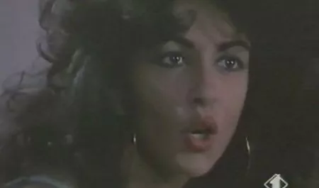 دختر خجالتی undresses و نشان می دهد الاغ بزرگ او در مقابل دوربین, 2. بخش فیلمهای سینمایی نیمه سکسی
