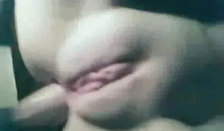 ستاره پورنو fucks فیلم های نیمه پورن در تراس با یک فن