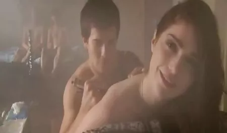 فاحشه undresses برهنه و flutters در جنگل فیلم نیمهسکسی