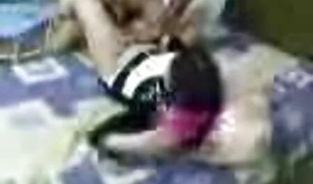 یک فاحشه جوان یک خروس سیاه برهنه را دید و نمی توانست در برابر وسوسه داشتن رابطه جنسی با او فیلم نیمه سکسی سینمایی مقاومت کند