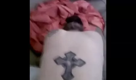 همسر بد قرار دادن یک ماسک بر روی صورت خود و آماده به فاک با مردان سیاه و سفید را به پایان برساند وجد نیمه سوپر سکسی است